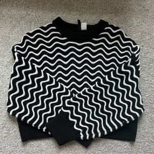 Women’s black and white cropped knitted sweater.